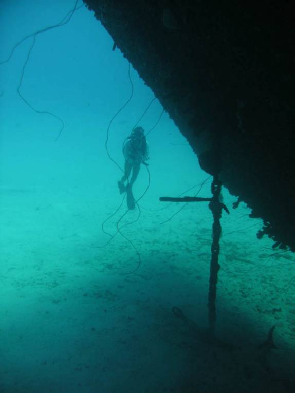 Examinando a âncora do Hilma Hooker, no sul de Bonaire